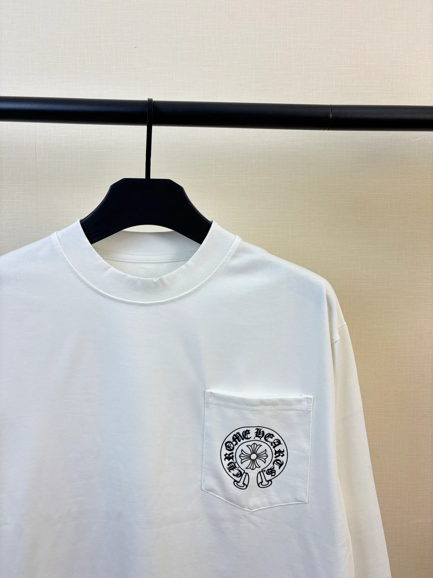Style No.: DC # Chromo Heart 26SS Spring and Summer New Arrival Same Style Loose Version for Men and Women, Long Sleeves of Gram Double Yarn Pure Cotton, Imported Ribbing Machine, Double Threads on the Shoulders, Handmade Burst Beading Craftsmanship Size: S M L XL Color: Black White
